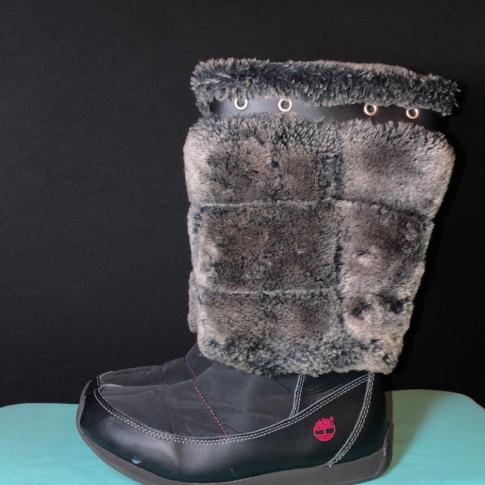 Timberland Winterberry Fur Boots Womens 7 (runs small) Pom-poms 65634 Excellent